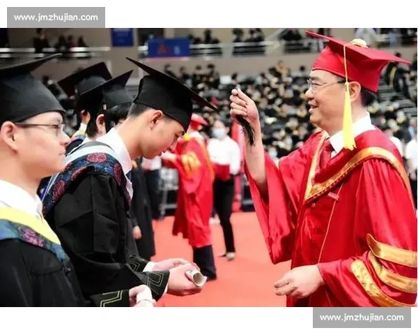 千玺的毕业礼迟到三年：穿学士服赴宴，终于圆满